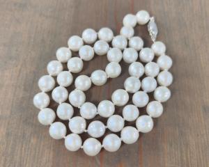 round white pearl necklace
