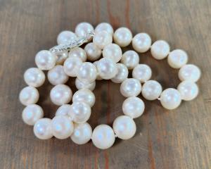 pearl choker necklace