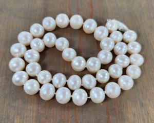 white pearl necklace