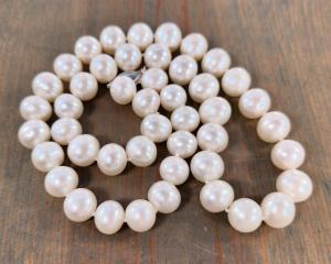 Creamy white pearl necklace
