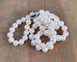 single strand pearl necklace