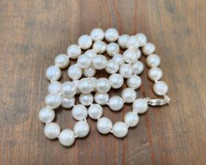 white pearl necklace