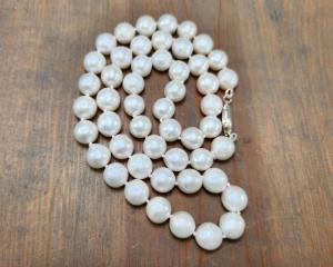 single strand pearl necklace