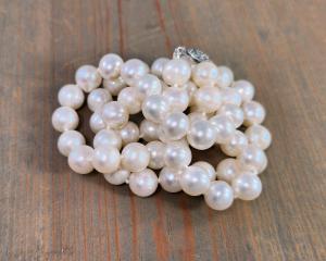 white pearl necklace