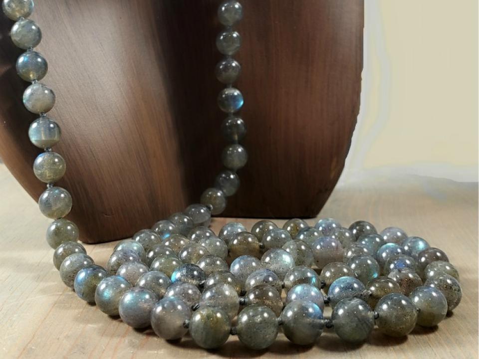 Long bead necklace no clasp