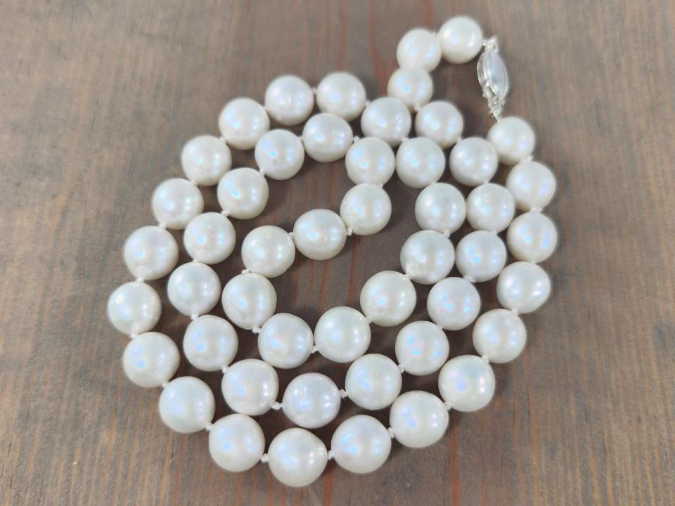 round white pearl necklace