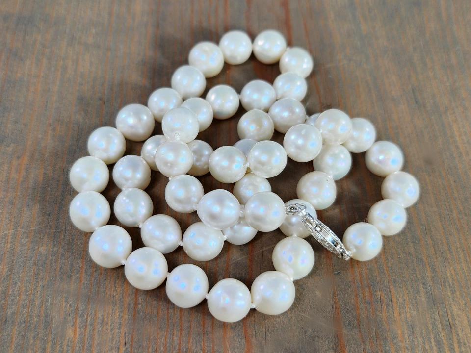 white pearl necklace