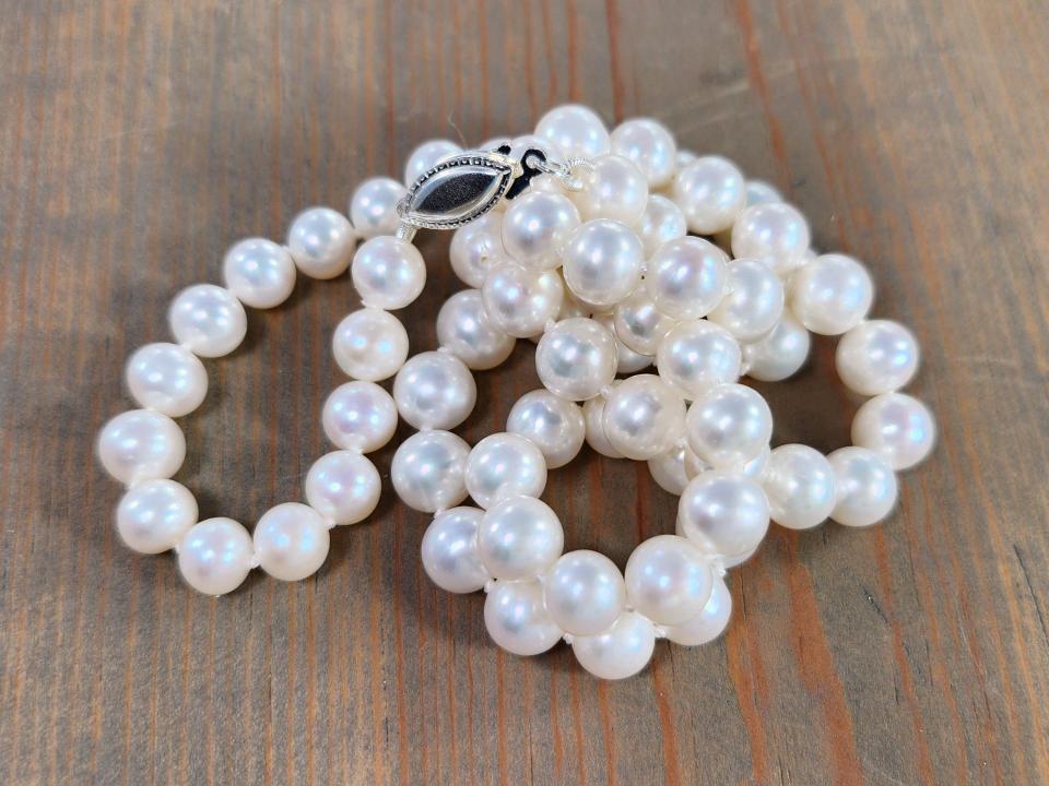 single strand pearl necklace