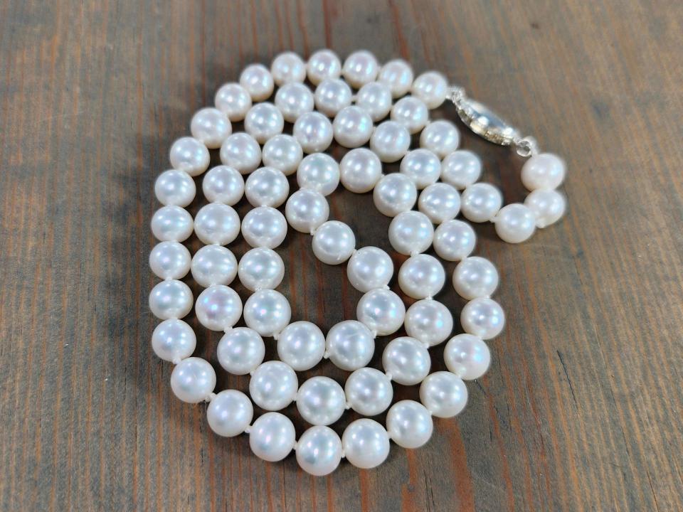 white pearl necklace