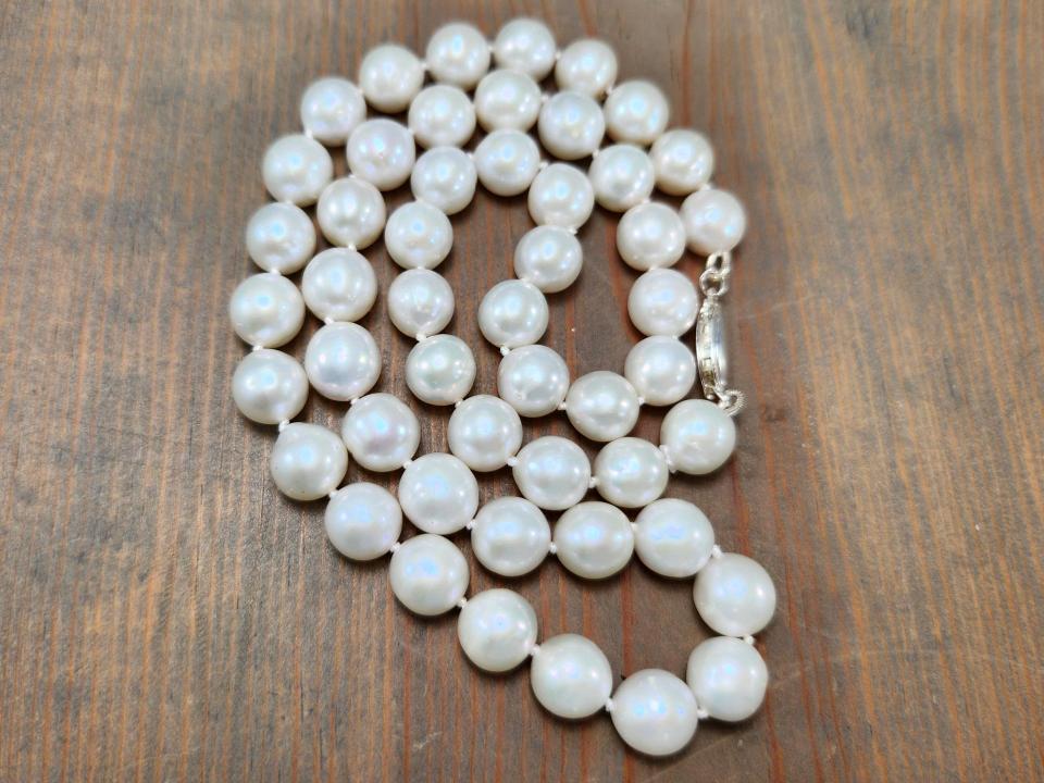 single strand pearl necklace