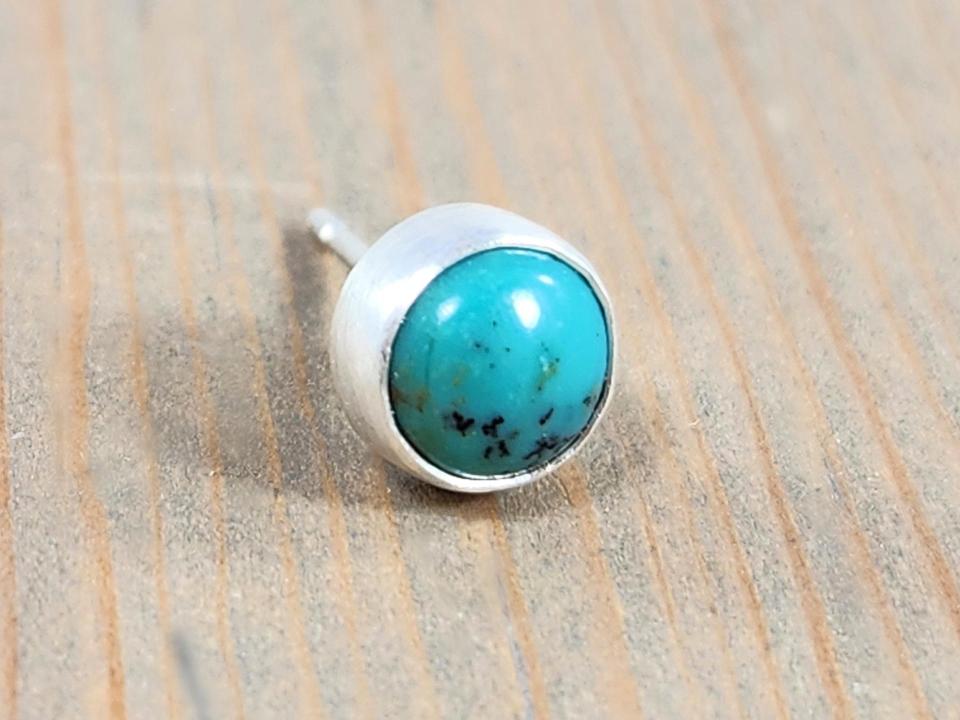 one single post stud earring