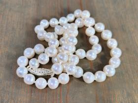 white pearl necklace