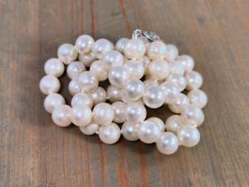 white pearl necklace