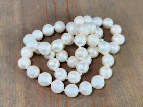 white pearl necklace